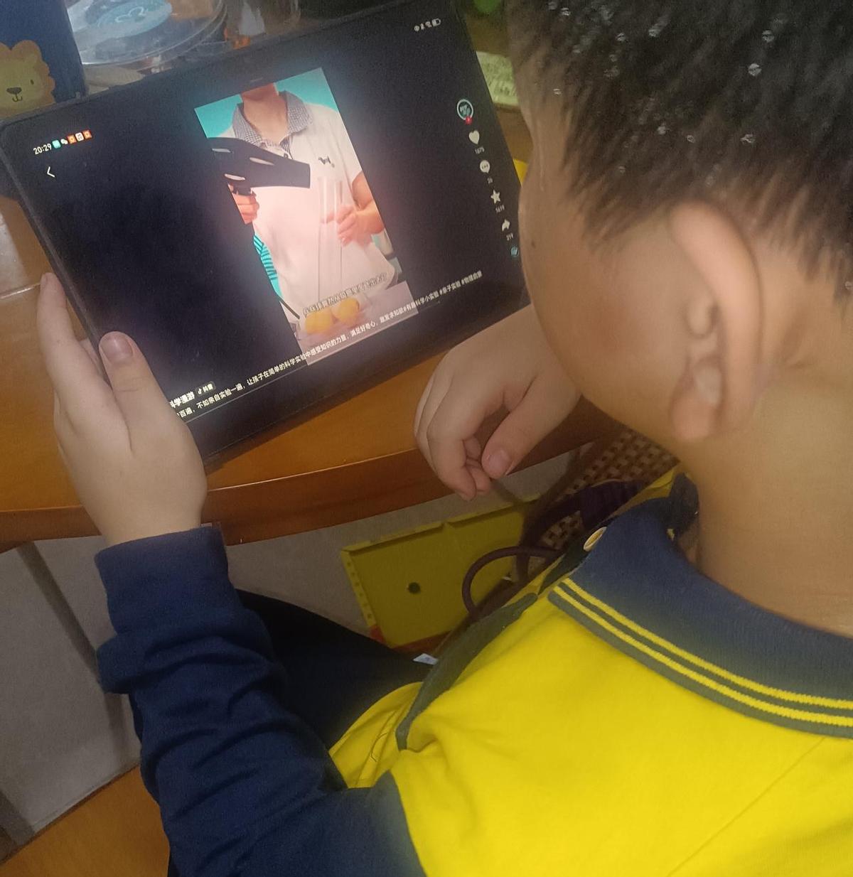 七岁娃半夜哭着说怕黑，不是怕鬼，是怕视频里那双眼睛。
妈妈才发现，孩子自己刷了仨