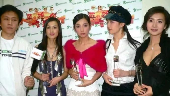 很少见的明星大合照，当年的相机相素很低，但是拍的很真实，没有所谓的美颜！照片中的