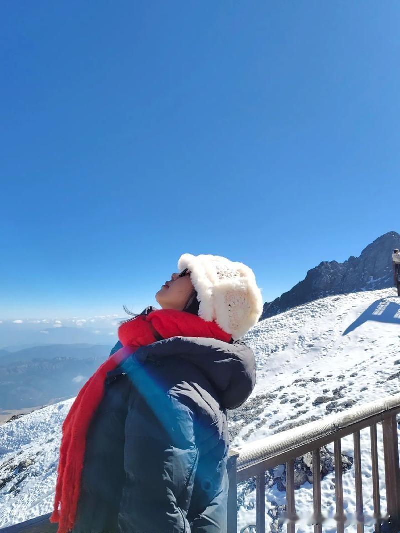 玉龙雪山的疑惑：为什么爬上山顶距离太阳更近却寒风刺骨，而立于山脚距离太阳更远而热
