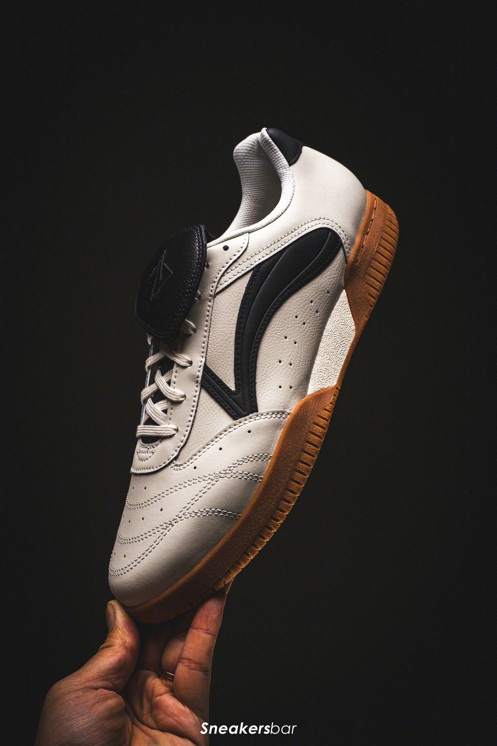 LI-NING JB ALL AROUND为巴特勒特别打造的足球休闲鞋，愿意他对