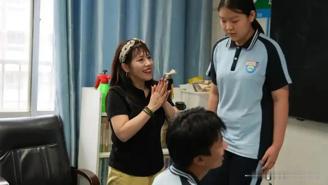 泰安50岁“仙女姐姐”老师尚叶松，近日在教师节期间走红网络。作为泰安东岳中学从教