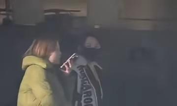 马丽突显春晚彩排，穿米白色字母外套，戴着黑色口罩，她的出现证明今年春晚又有好看你