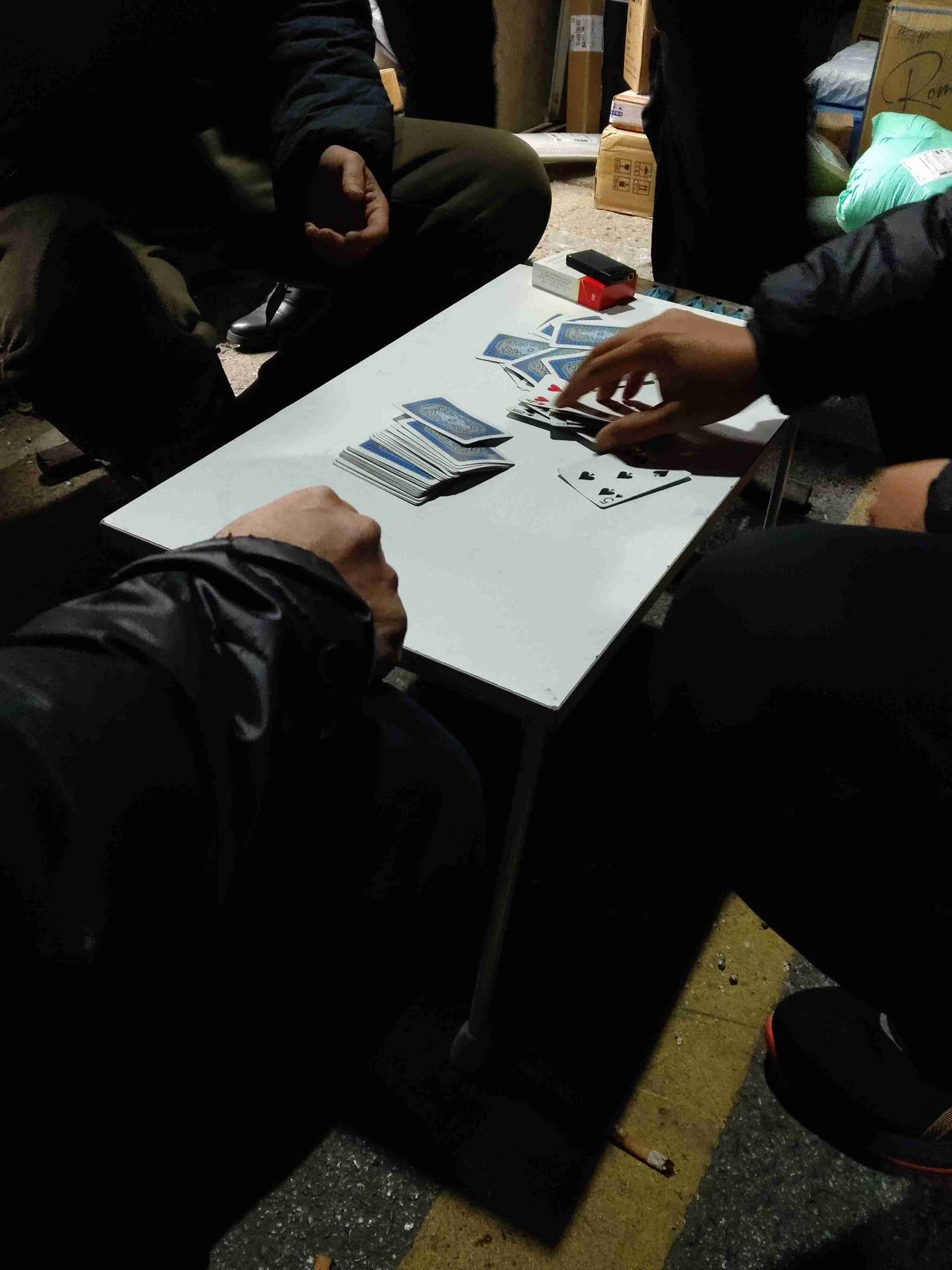 我的今日状态：😁轻松愉快
我这里的天气：☀️晴天
今晚上在小区看邻居打牌
洵哥