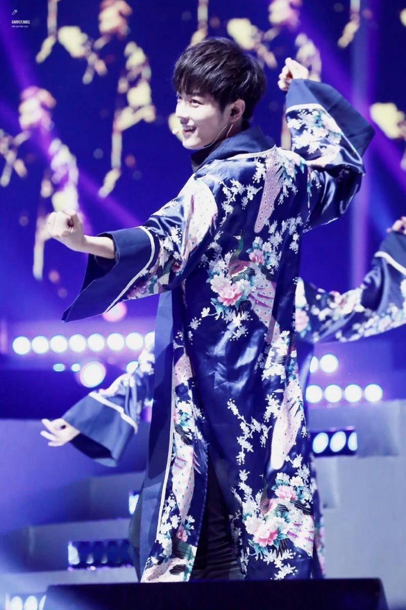 百家爬墙名场面！我战太萌了！
肖战的极乐净土跳的太好看了，表情又萌又可爱的，笑容