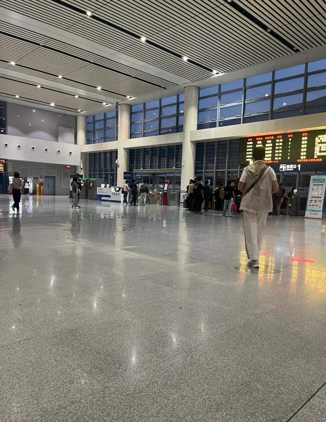 最近的城轨是在搞服从性测试吗
特快车和快车的车次越来越少了，现在的车次基本都是接