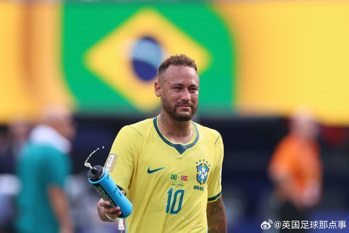 内马尔含泪告别世界杯 内马尔罚进点球，却救不回巴西。1-2爆冷出局，最后一届世界