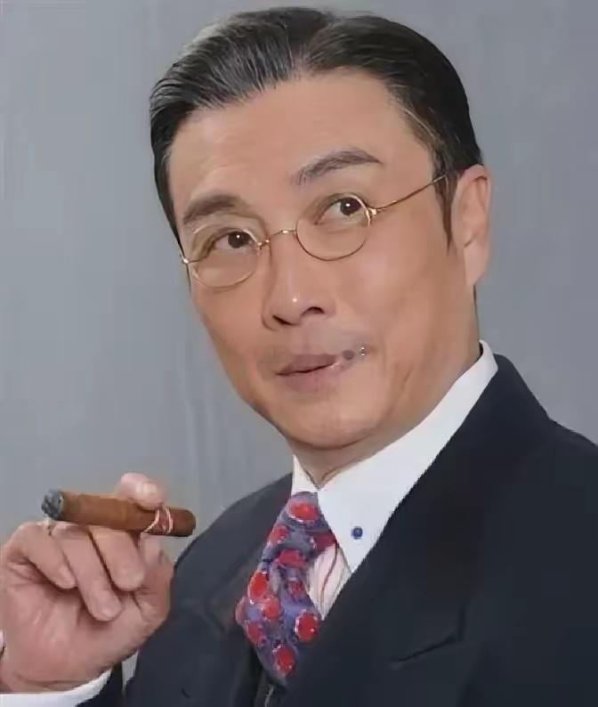 一次，43岁的刘松仁在飞机上，看上了小他20岁的泰国空姐，于是，就开始砸钱追求她