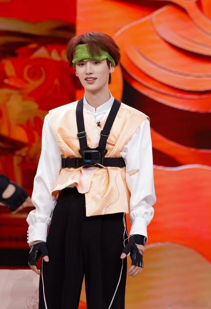 丁程鑫跳《Low》感染力绝了！现场观众直呼“心跳跟着飙”❤️丁程鑫cha了Low