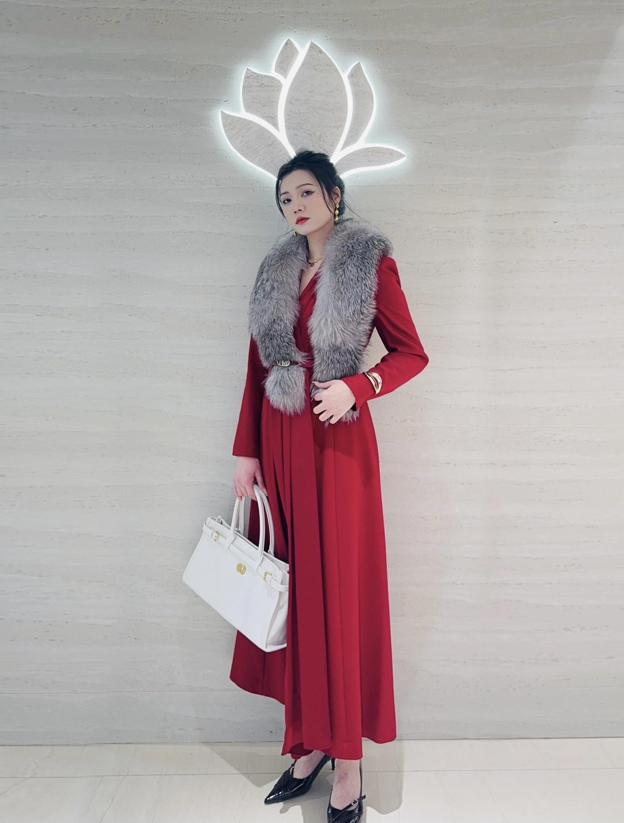 优雅红裙搭配奢华毛领，尽显时尚魅力！👗💄✨