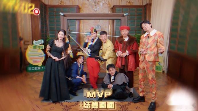 郭京飞把背用在刀刃上郭京飞从参赛选手干成了基础设施 队内万能基础设施真的没夸大，