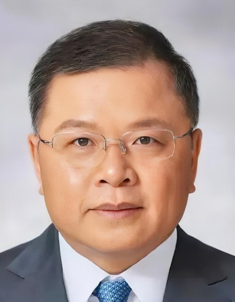 1996年，38岁的黄大年扛着“不孝子”的指责入了英国国籍。父母气得直骂他忘了根