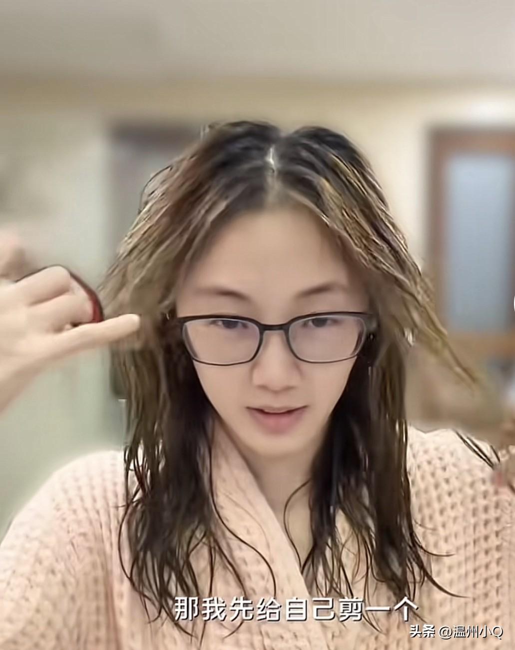郑恺老婆苗苗自己在家剪短发，拿着普通的小剪刀（还不是理发专用的剪刀）毫不犹豫剪掉