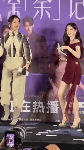 王佳佳李一桐斗舞美人余反复回看直播斗舞切片，王佳佳和李一桐也太会了！能明显感受到