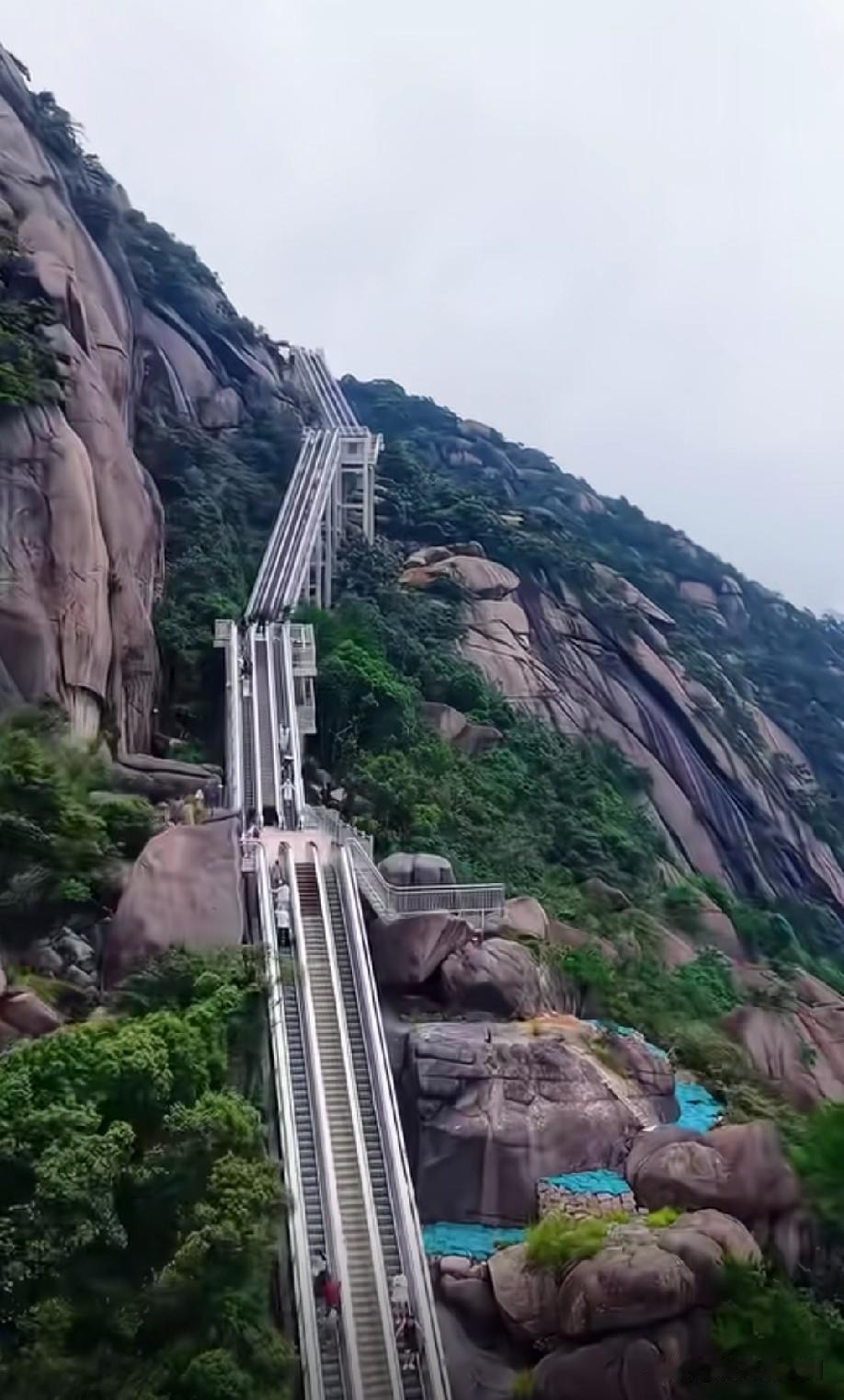 这电梯不错，想自己爬山的，可以走上去，累了就站着，电梯也能把你带上去！