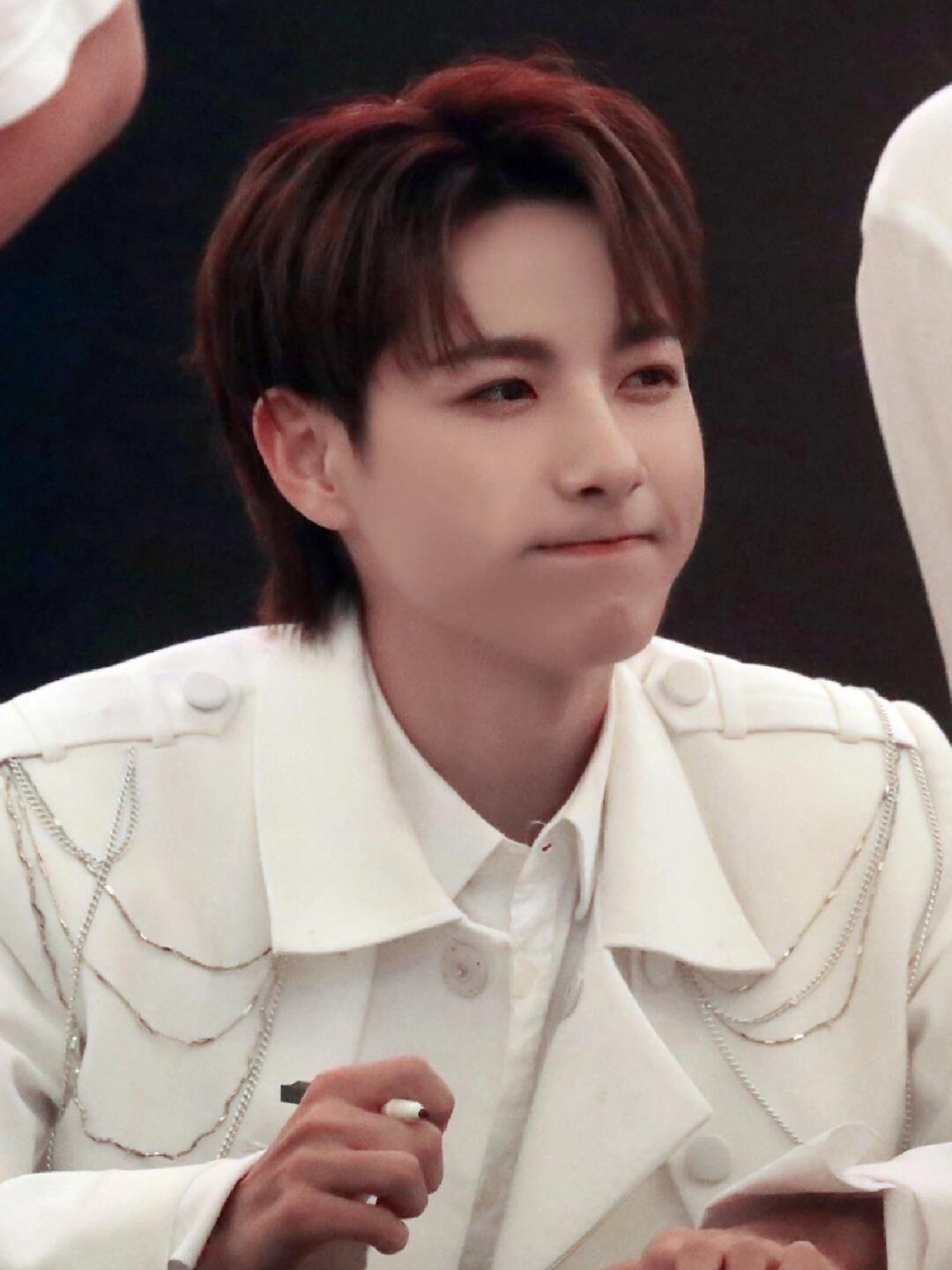 黄仁俊[超话]  hrj  黄仁俊  ✨收集可爱碎片✨ 