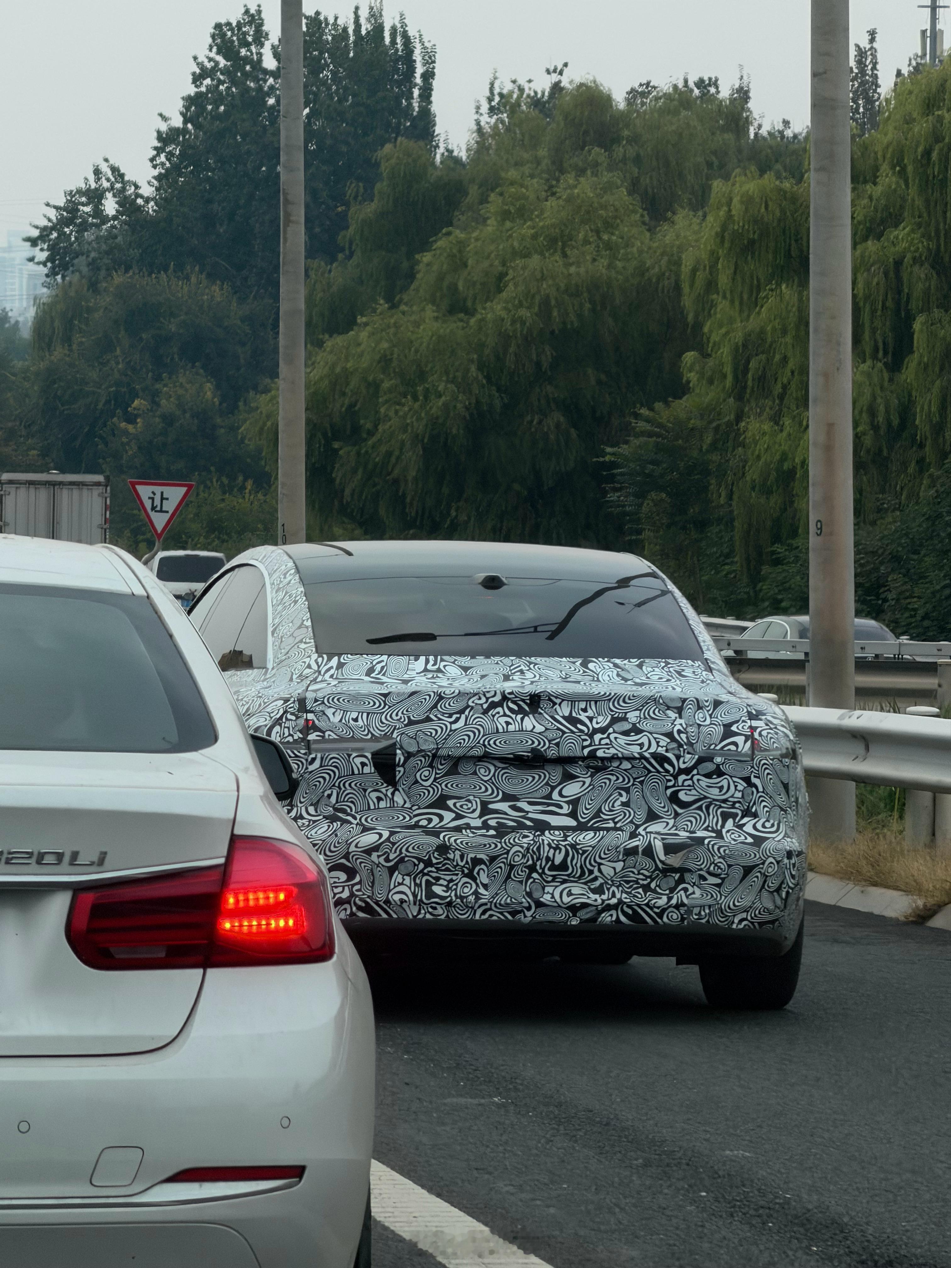我去？这是个什么伪装车，兄弟们猜猜帮您猜车 ​​​