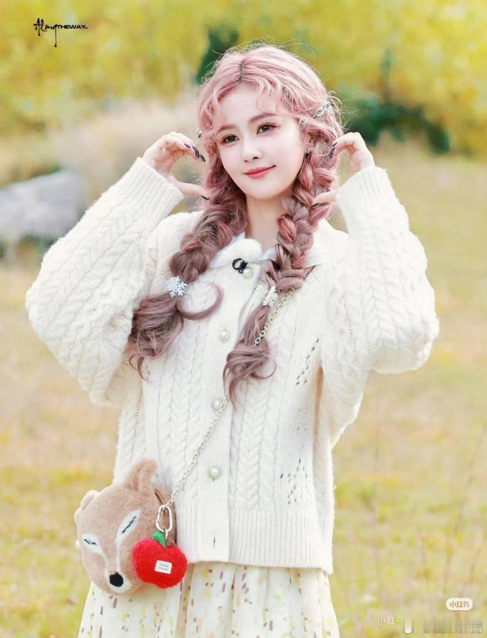 白鹿双麻花辫look白鹿粉色双麻花辫白鹿粉色双麻花辫，好美，[抱一抱][抱一抱]