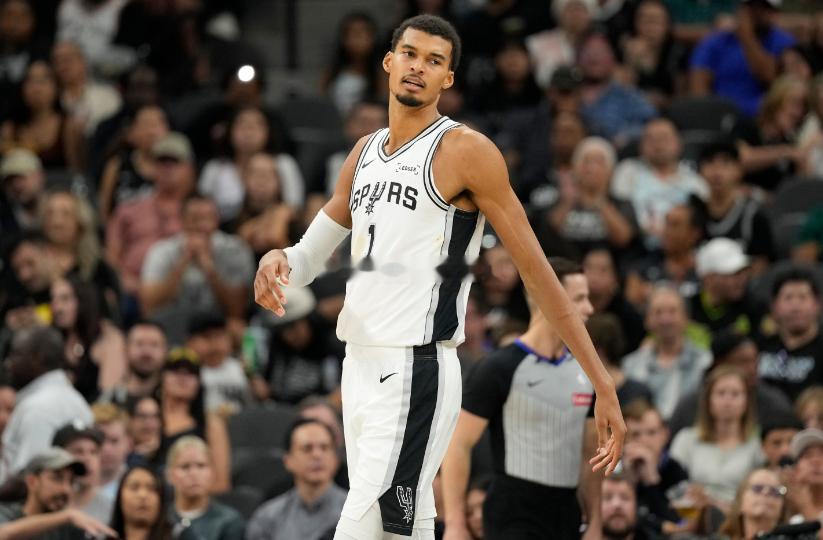 NBA常规赛，马刺126-98大胜老鹰。在NBA杯决赛输给尼克斯后，马刺接下来的