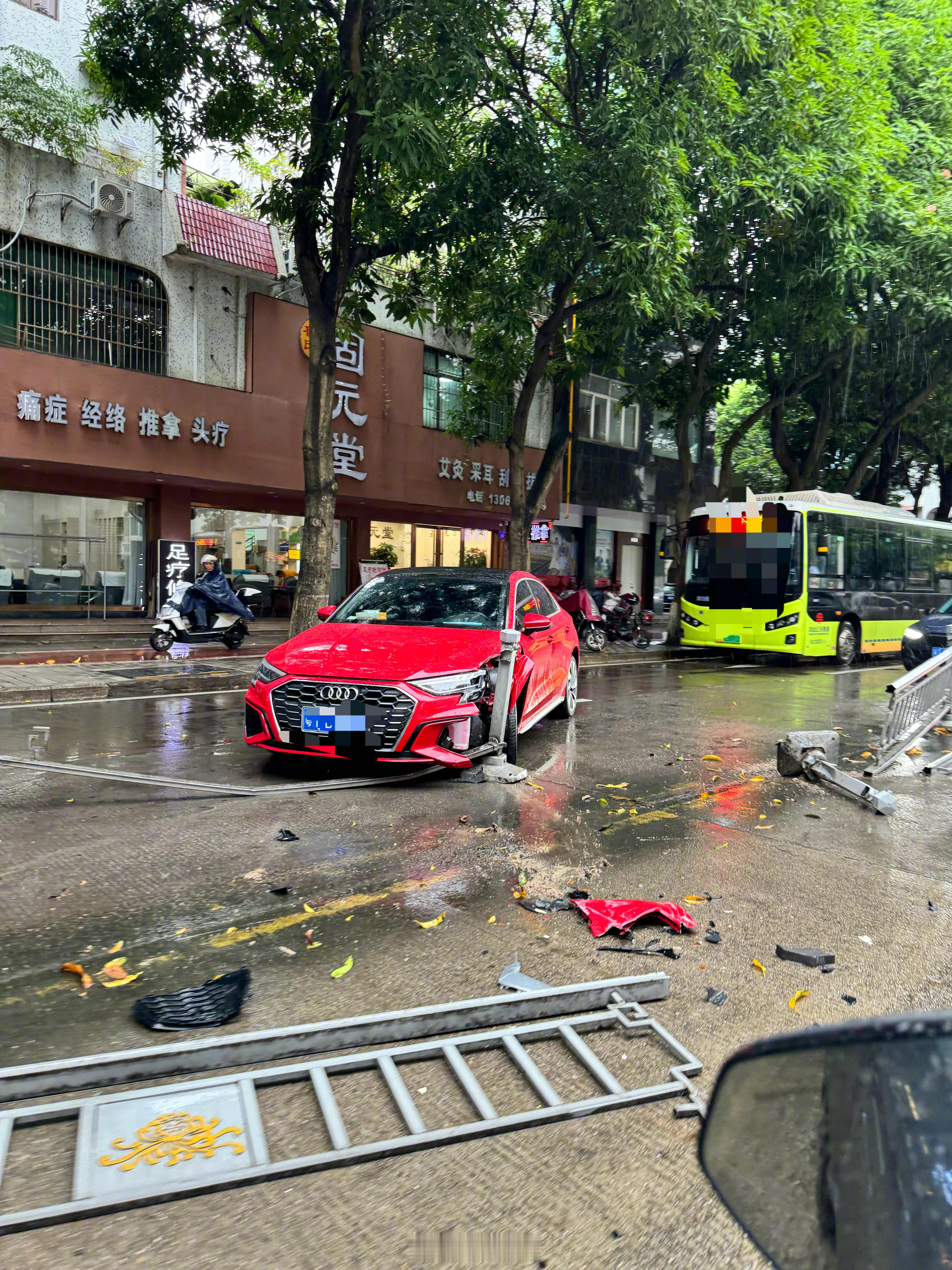 雨天路滑☔️开车注意安全啊[衰][衰][衰]#我与汽车的日常# ​​​