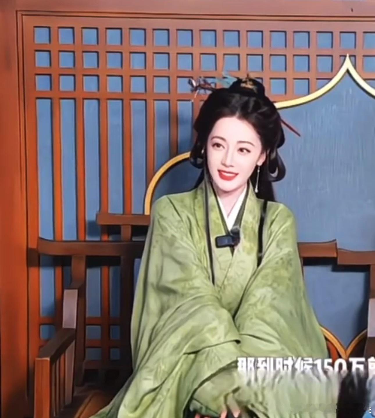 五彩斑斓的绿色系古装，和绿色最配的还是红色。 