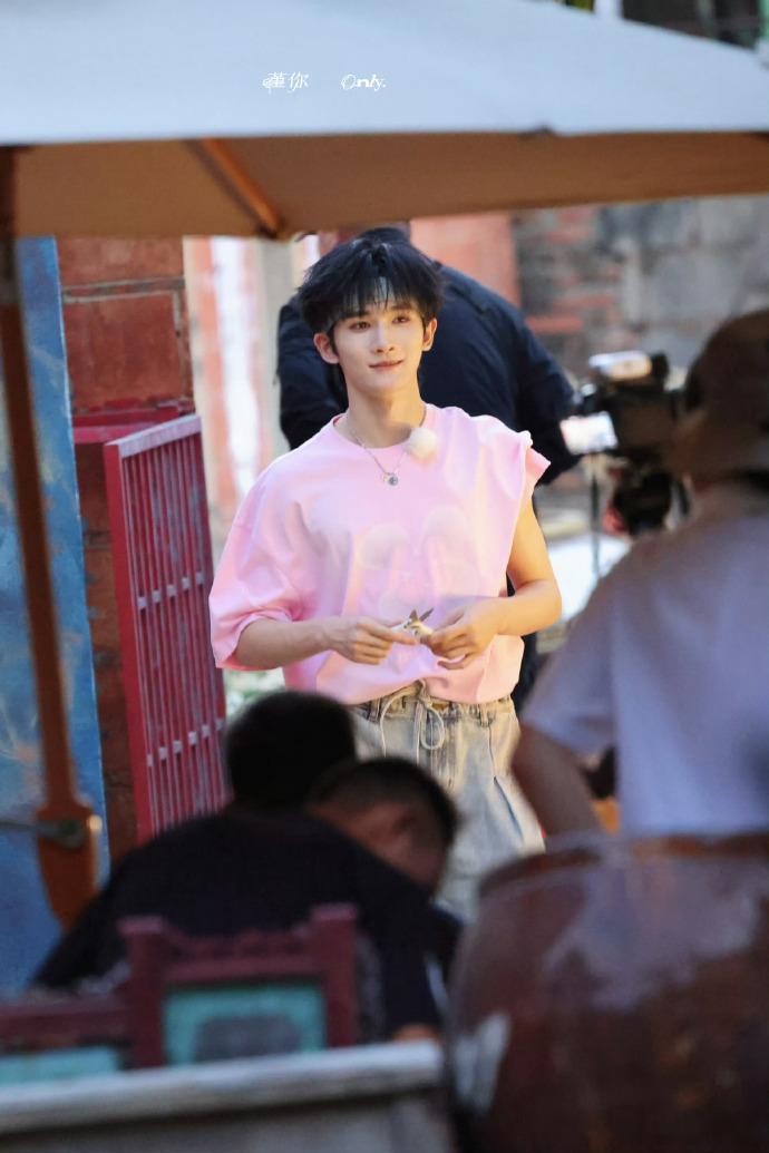 余宇涵粉T发带look余宇涵一路繁花居家型弟弟 余宇涵粉T发带look，余宇涵一