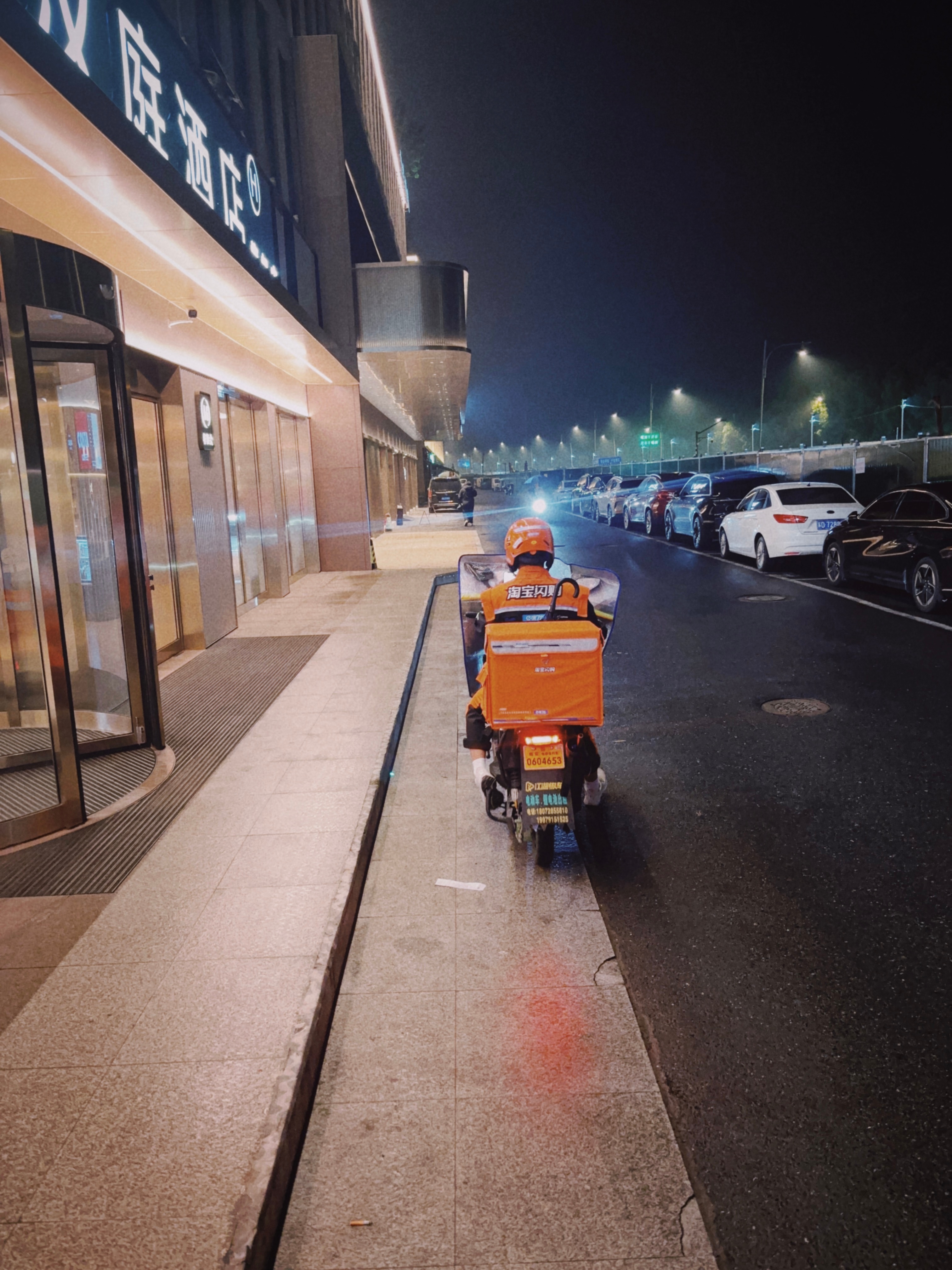 第一次看到活的！迈凯伦赛车服！淘宝闪购骑手！ ​​​