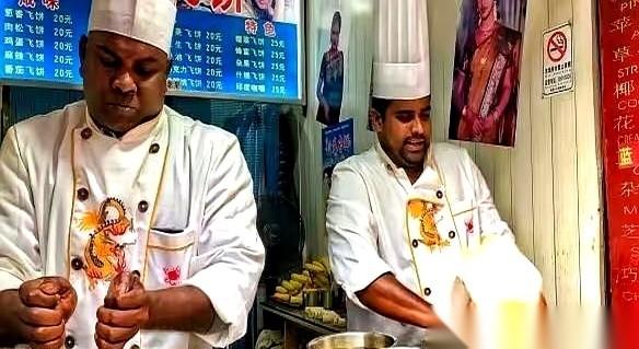 前几年街上那些印度飞饼店，你还有印象吗？
老板把一块面团甩得呼呼生风，在半空中拉