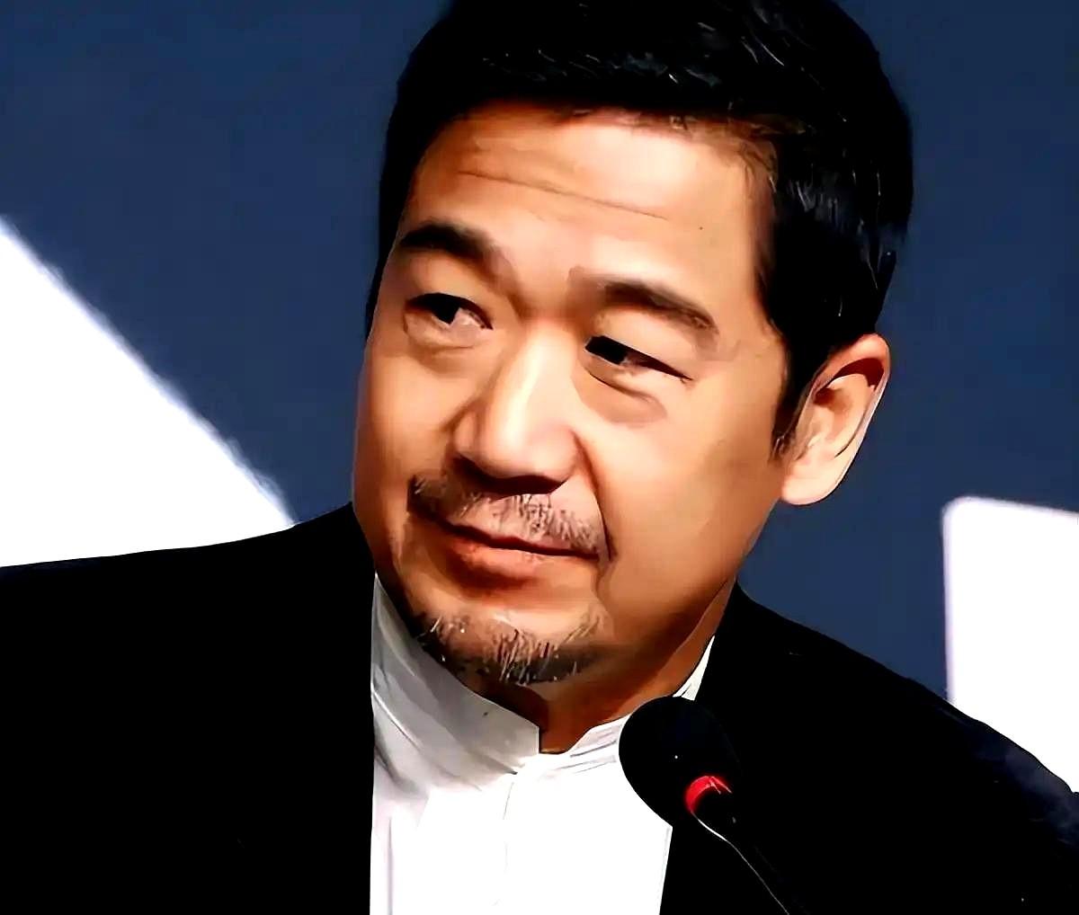 老张啊，这几年看着你像个陀螺似的转，心里真替你拧巴。
当年华谊那2.5亿“风光”