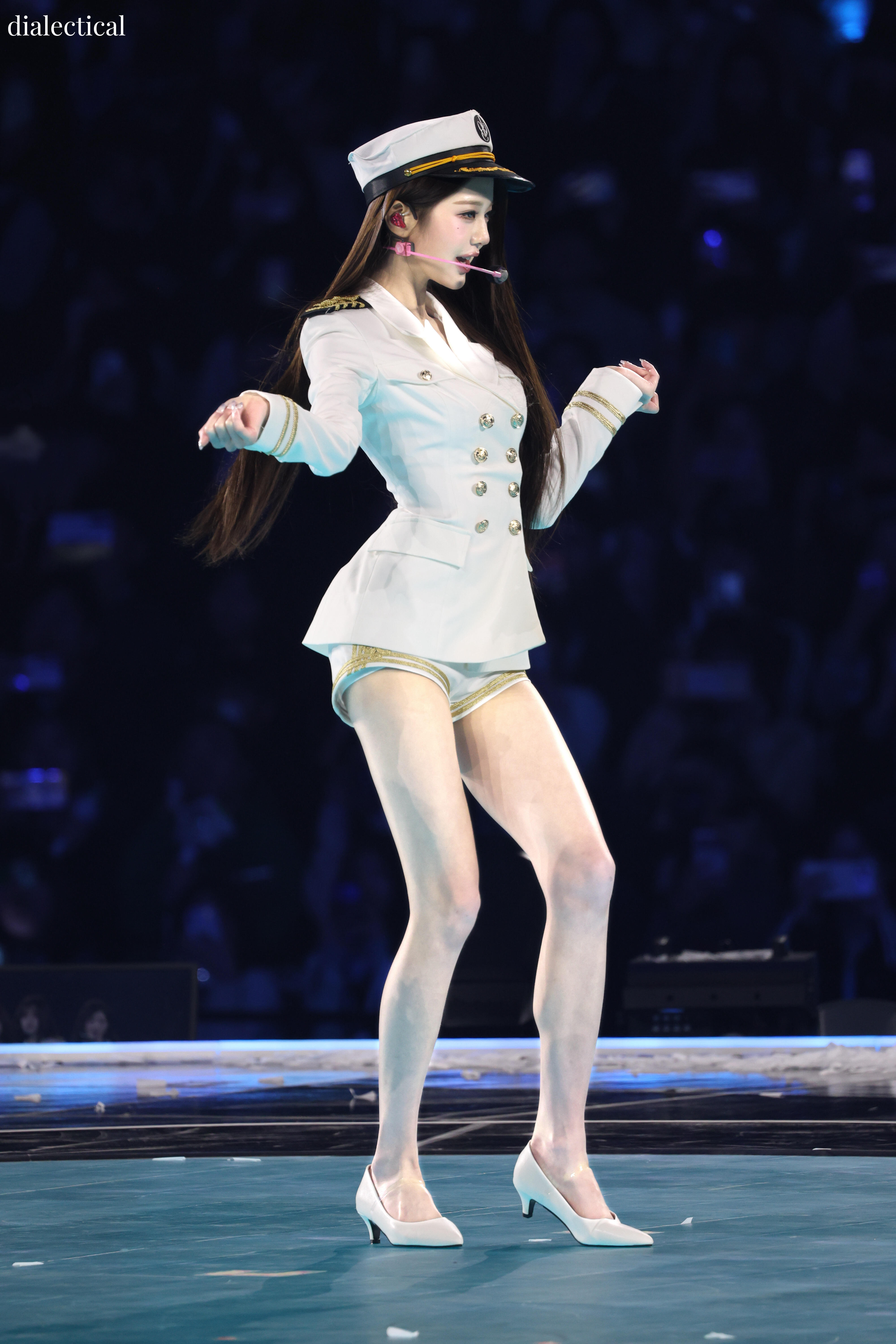 宫脇咲良取关张元英张元英舞台饭拍全身照的震撼感！ 