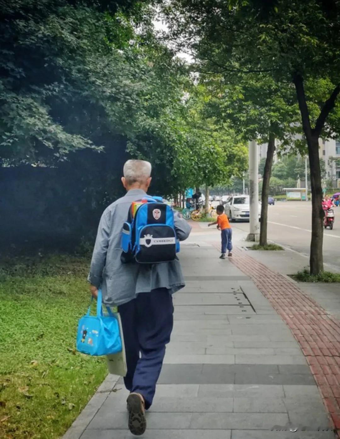 人这一生，
有人帮你带孩子，
让你出去工作，
你就偷着笑吧！
你会发现，
有老人