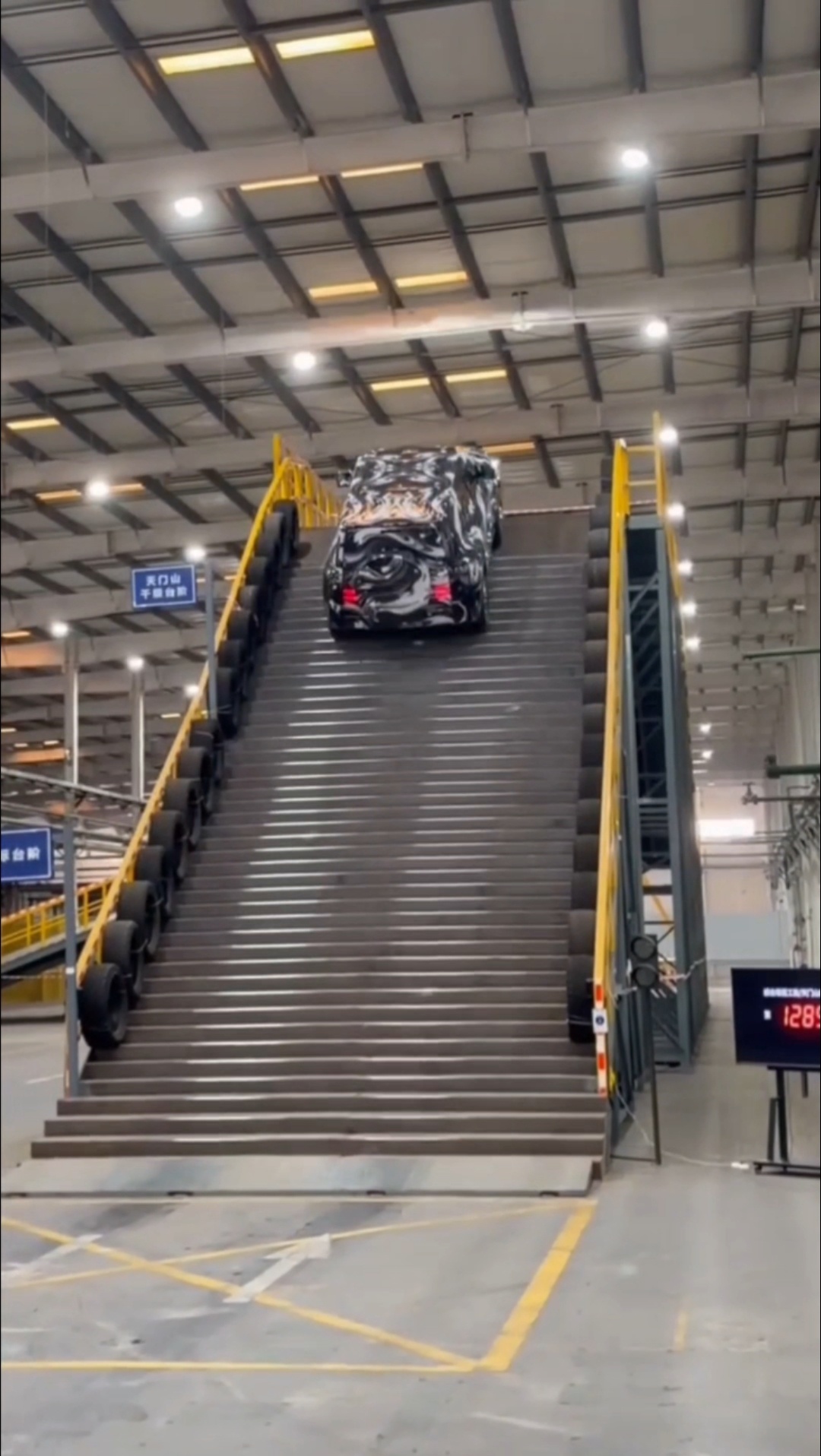 比亚迪把天门山天梯搬进了厂房 其实也是给行业打了个样，为了测试一台新车，比亚迪没