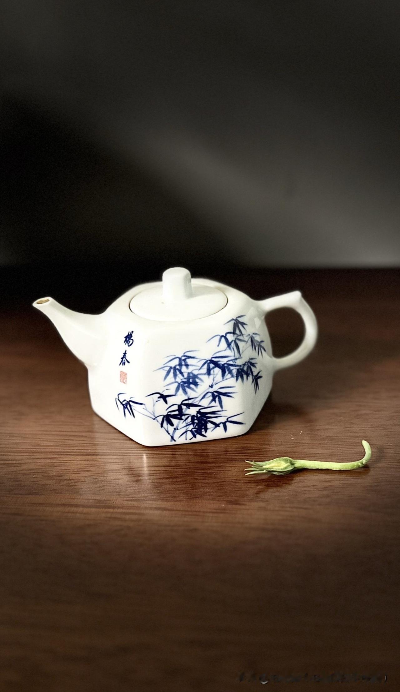 分享一下杨春先生画的瓷，真的太惊艳了！杨老师在瓷器上画的，一点不输平时在宣纸上画