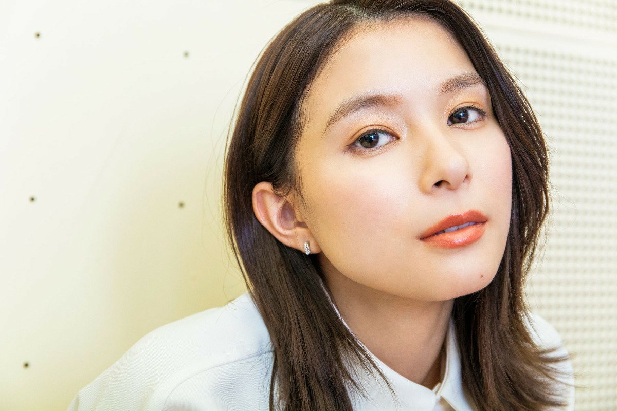 日娱新闻芳根京子 芳根京子 日媒《hominis》采访美图。 