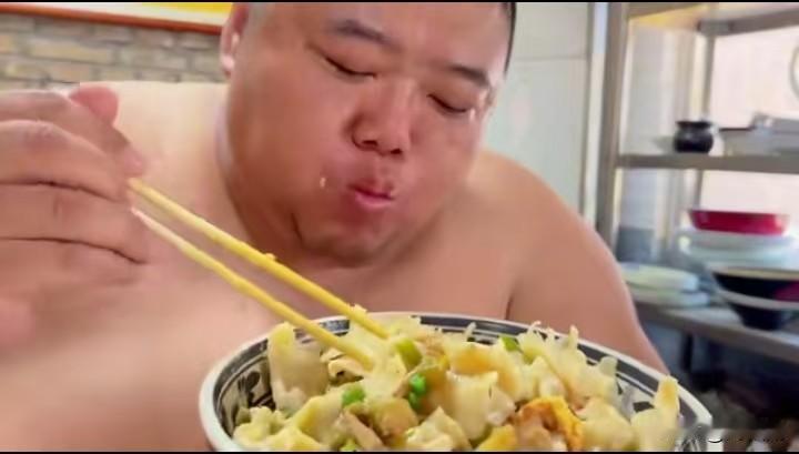 这哥们儿，胖猴子，37岁体重600多斤，吃播界“第一男神”——这称号听着像夸人，