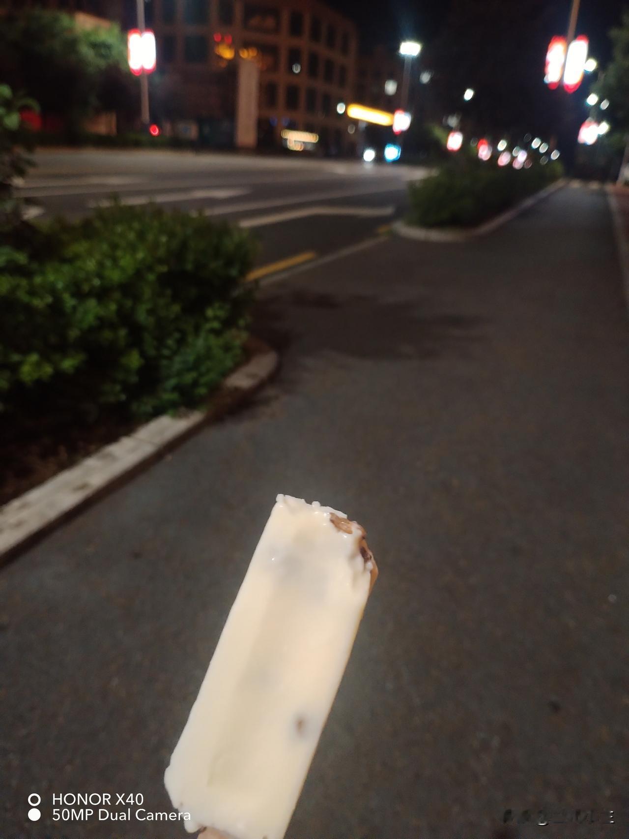 我也吃了一根，葡萄味的，好吃！