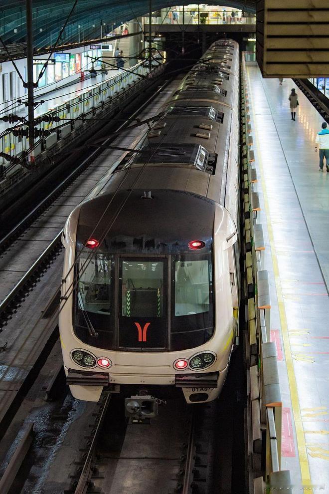 地铁一人占三座还撒泼，大哥回怼太解气

  最近在城市地铁里发生了一件让人气愤又