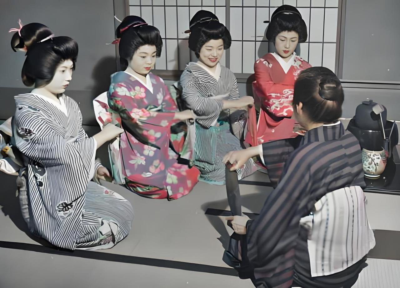 这张老照片是1955年前后几名艺妓正在接受老师培训的场景。那时候啊，日本刚从二战