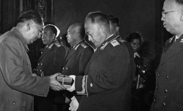 1955年授衔时，副军长杨秀山原本应获少将头衔。不料贺龙得知此事后怒不可遏。贺老