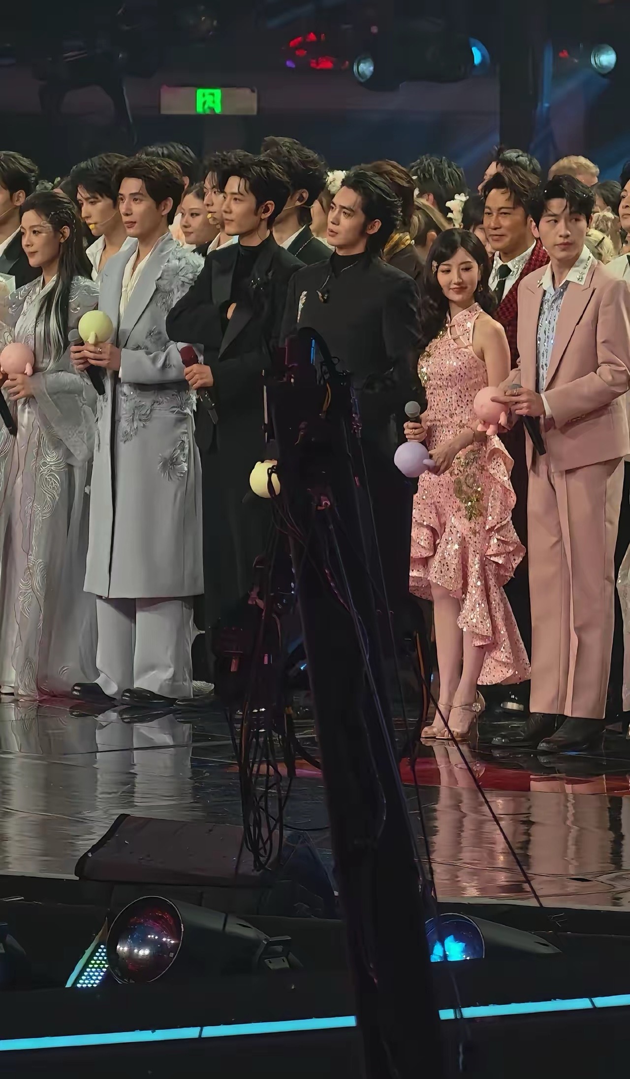 1.63真的这么小个吗？毛晓彤站在一群身高1.8男人身边一下就被秒成了儿童不穿高