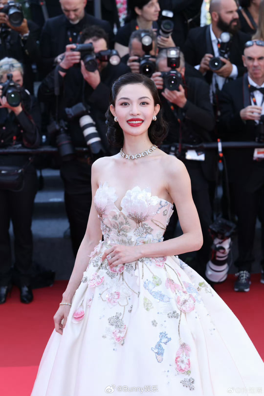 钟楚曦Elie Saab 高定戛纳红毯，全程自带名伶气场！尤其是戛纳官方镜头下的