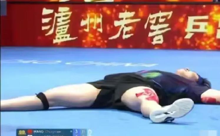 王楚钦夺冠后倒地喘气一幕看哭 这枚金牌拿得太不容易
昨晚看王楚钦夺冠的镜头，赢球