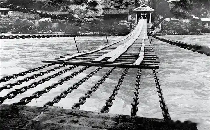 1935年刘文辉没炸泸定桥只拆了板，弥留之际含泪说出实情：十三根铁索是川康百姓的