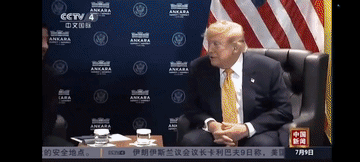 欧洲领导人会面就像结婚仪式！一对一对的出来，除了接吻礼，还都是一男一女手牵着手出