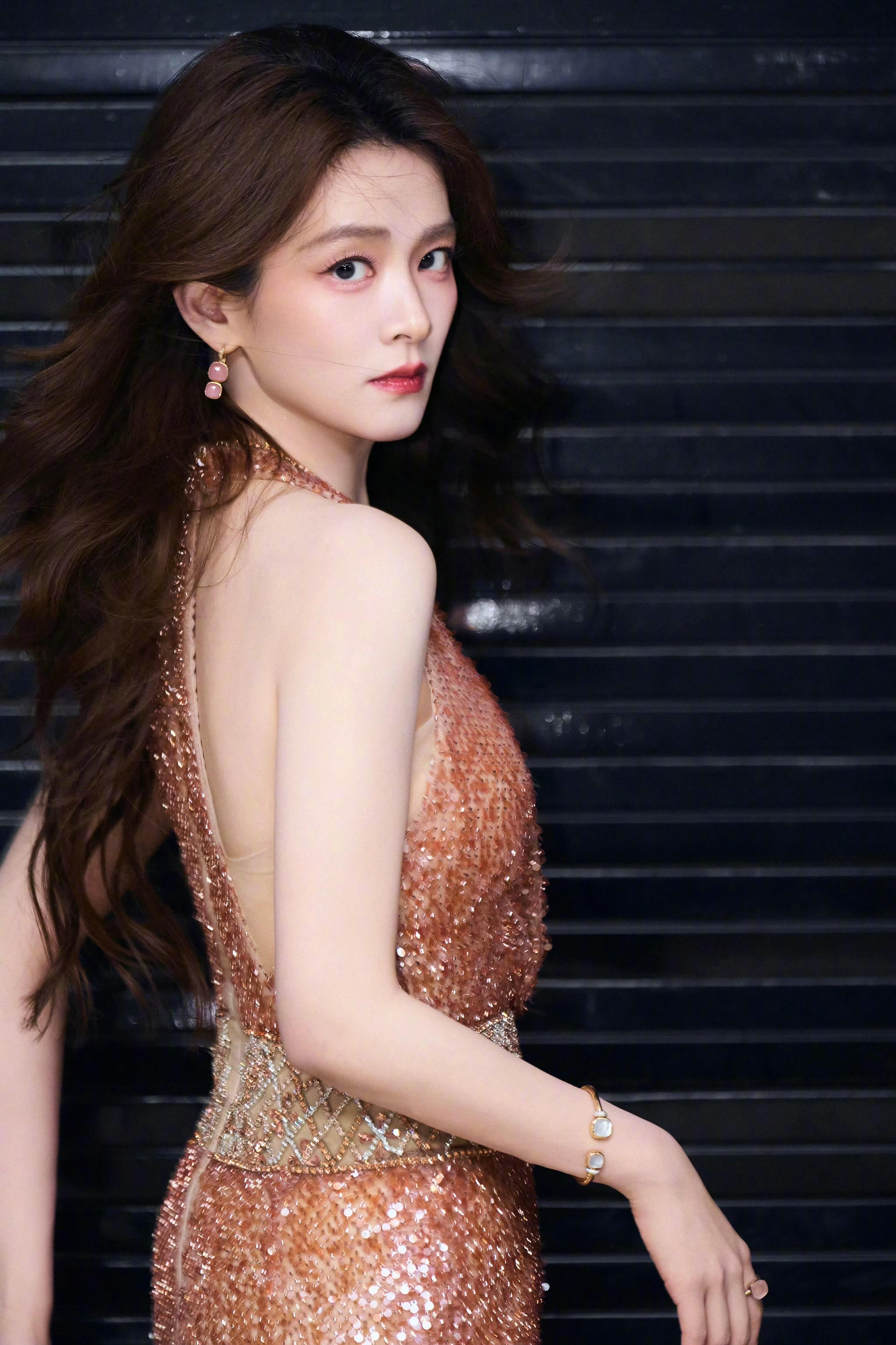 陈昊宇明媚大姐姐既视感陈昊宇北京天桥音乐剧年度盛典造型，身着Rachel Lai