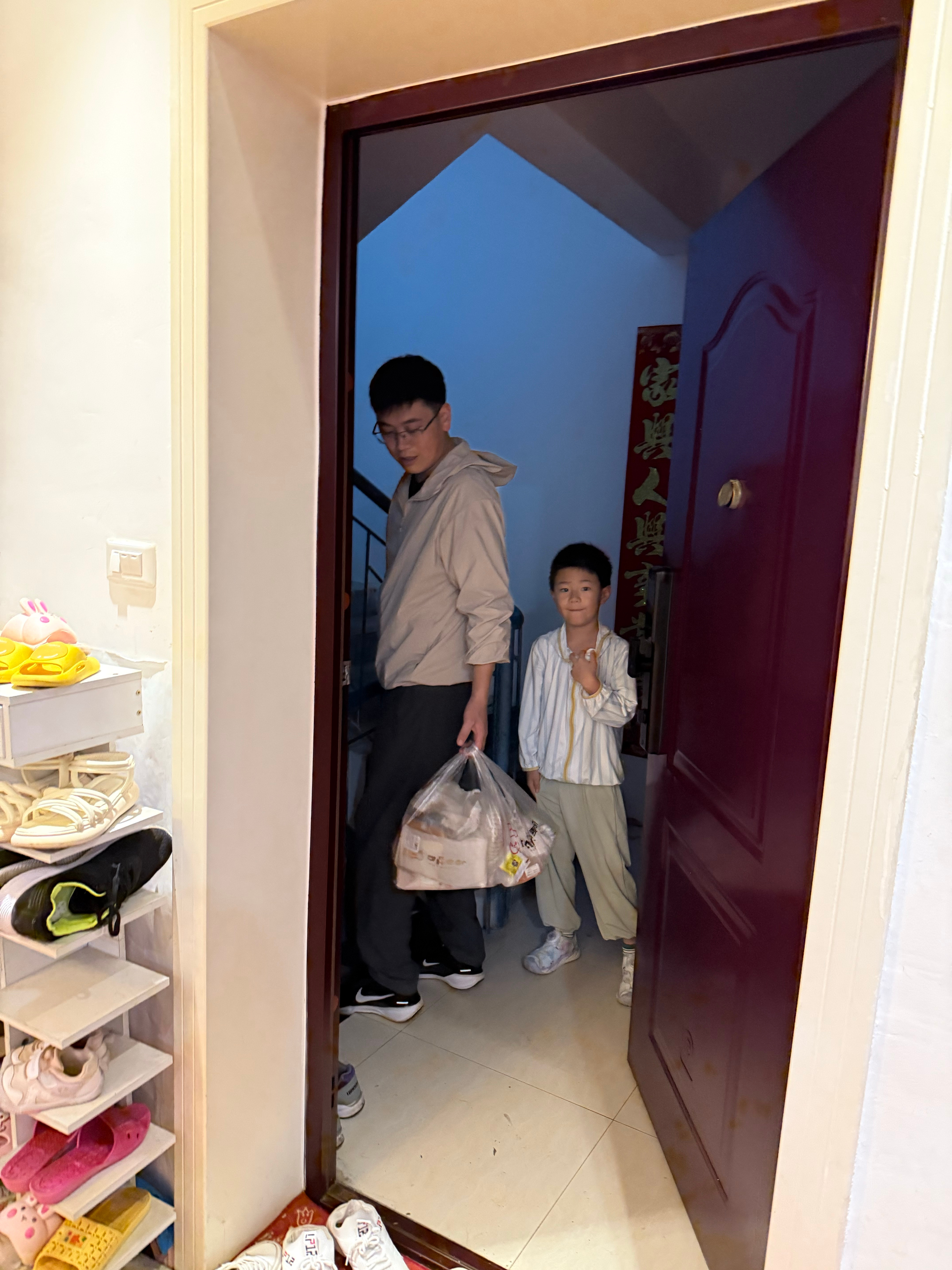 跟他爸走了，去他爷爷奶奶家了。开始还说去了啥时候回来，怪生气的那种。但是看他爸要