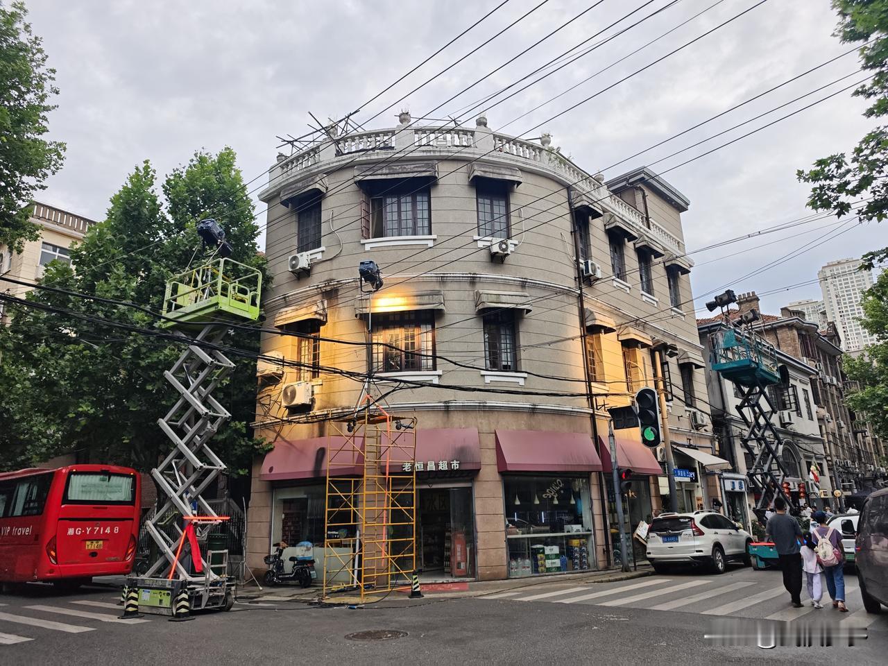 【汉口老城遇见拍电影见闻】5月16日，在汉口洞庭街与蔡锷路交汇，遇见一个拍电影现