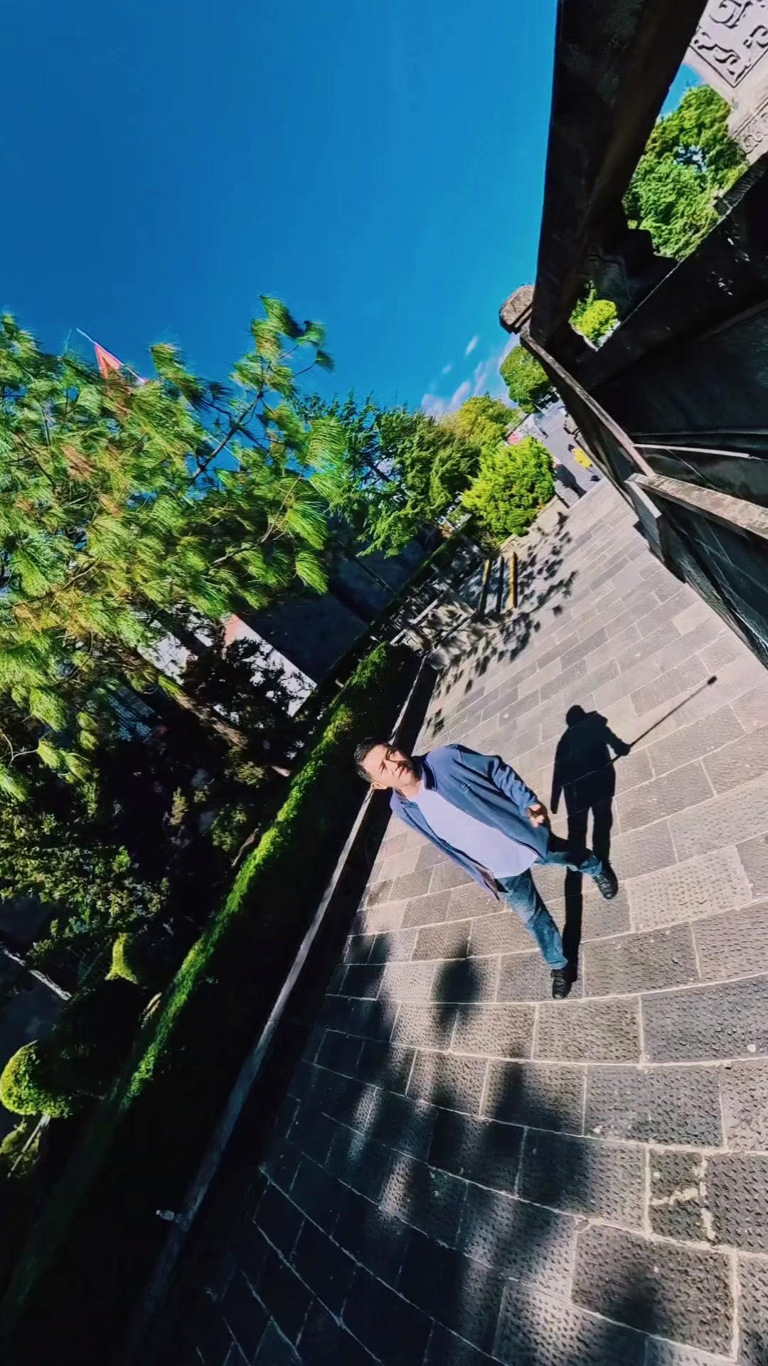 走进滇西抗战纪念馆，玻璃展柜里的旧军装、生锈的武器，每一件都在诉说那段艰苦卓绝的