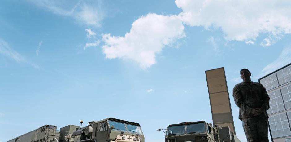 【“堤丰”，撤离驻日美军基地】
据日本山口县岩国市方面11月17日发布的消息，日