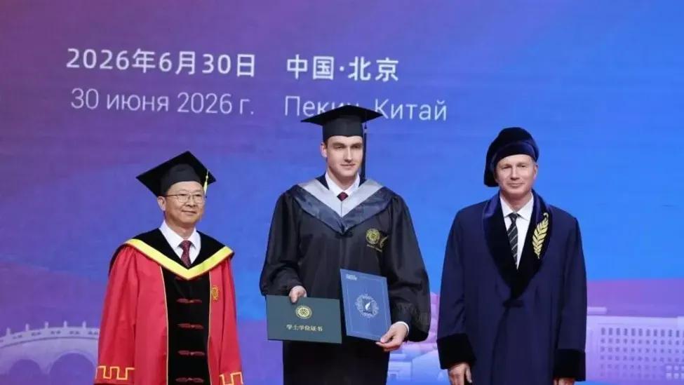 卢卡申科出席儿子在北大的毕业礼：一直坚信中国拥有美好未来。

卢卡申科6月30号
