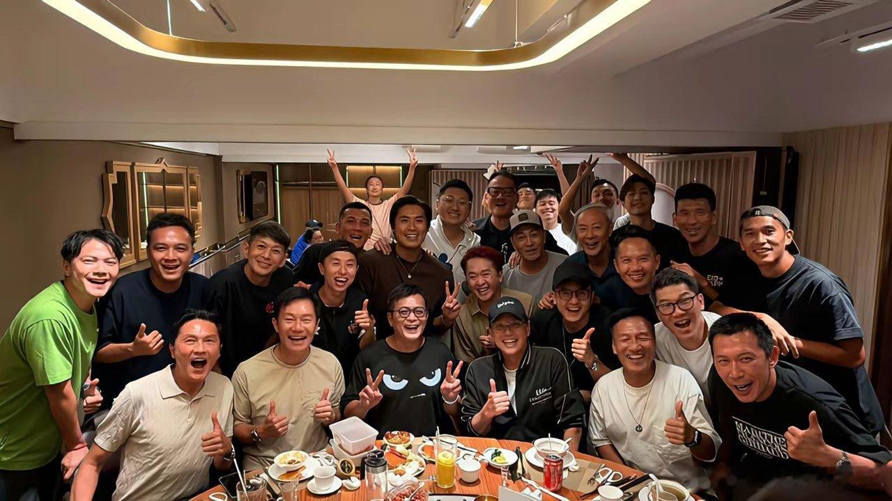 65岁黄日华在香港一间高档酒店办生日宴，谭咏麟领衔一帮明星足球队的成员为他庆生，